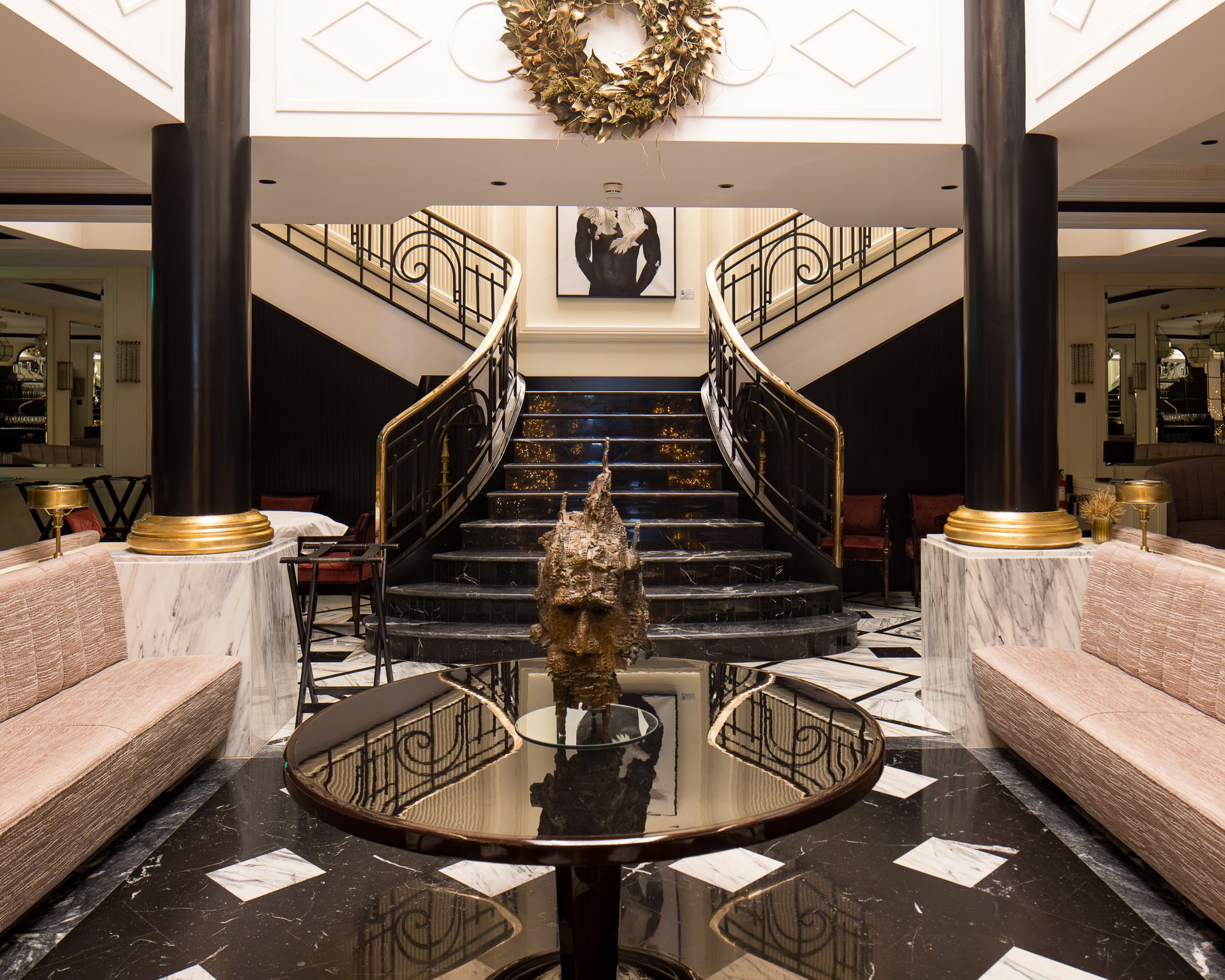 receção; escadas; sofá; mesa; estátua; hotel; luxo; design interior