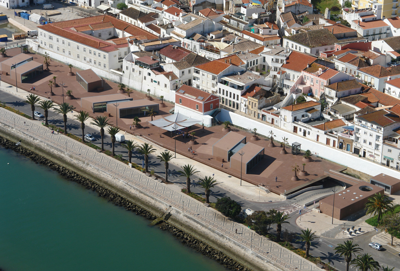 aérea de vários aspectos da cidade e arredores