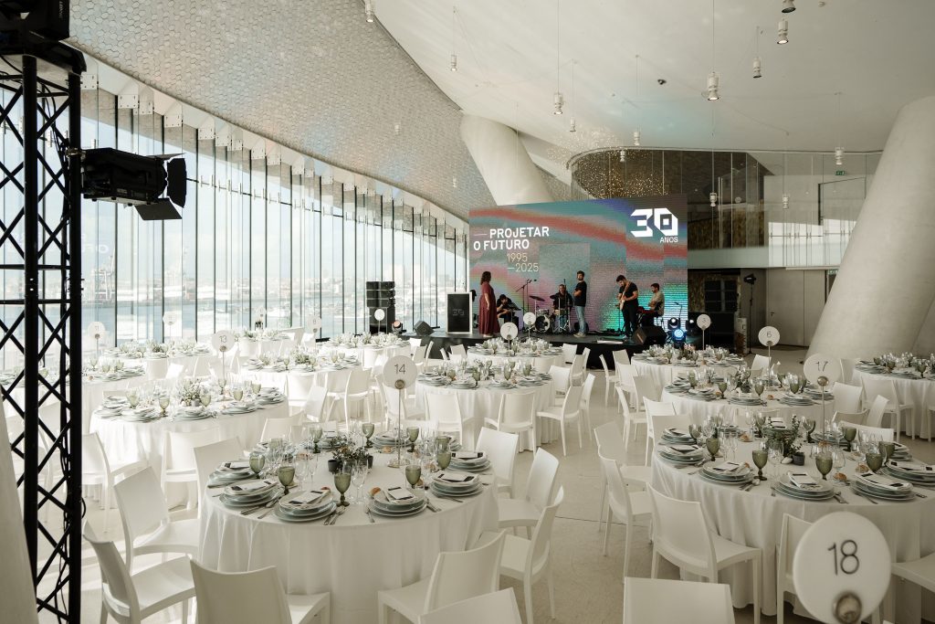 gala; termina leixões; palco; sala